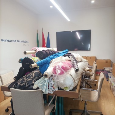 Lote de roupa de senhora, Lote de rolos de tecido, Marca Nacional ANTIMILK  e diverso material 
