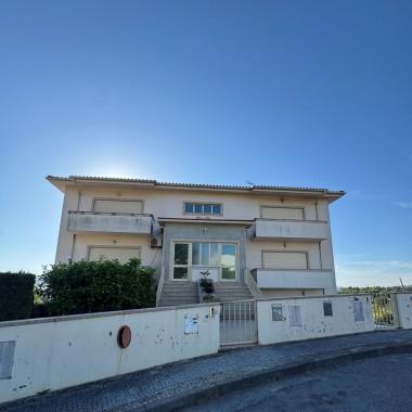 QUINHÃO HEREDITÁRIO que corresponde a 1/2 da herança - T3 (117,30m2) com garagem e 2  arrumos  - Freguesia de MARGARIDE, concelho de FELGUEIRAS