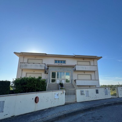QUINHÃO HEREDITÁRIO que corresponde a 1/2 da herança - T3 (117,30m2) com garagem e 2  arrumos  - Freguesia de MARGARIDE, concelho de FELGUEIRAS