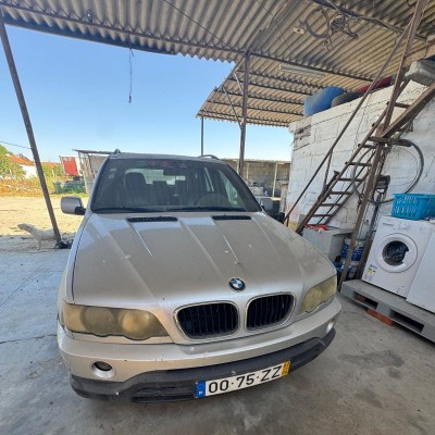 Viatura da marca BMW, modelo X5 com a matrícula 00-75-ZZ ( ano de 2002) 