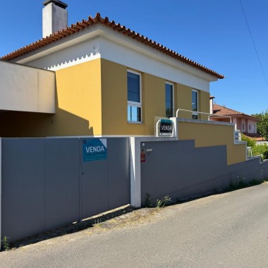 Moradia de r/c e 1º andar com terraço e logradouro - Freguesia de AVANCA, concelho de ESTARREJA 