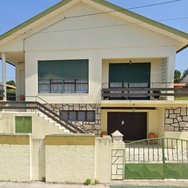 Quinhão hereditário que corresponde a 1/6 da herança - composto por moradia de 2 pisos ( AT 170m2 e AC 110m2) | Casa de arrecadações e arrumos | Garagem e Logradouro & 1/2 terreno rústico ( 24.440m2) - Freguesia de VILA VERDE, Concelho de FIGUEIRA DA FOZ 