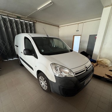 Viatura da marca Citroen, modelo Berlingo com a matrícula 08-QJ-38 (2015) | Mobiliário de Escritório | Máquinas da indústria têxtil | Existências, Rolos de Tecido e Roupa Confecionada - CREIXOMIL, BARCELOS
