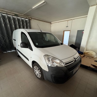 Viatura da marca Citroen, modelo Berlingo com a matrícula 08-QJ-38 (2015) | Mobiliário de Escritório | Máquinas da indústria têxtil | Existências, Rolos de Tecido e Roupa Confecionada - CREIXOMIL, BARCELOS