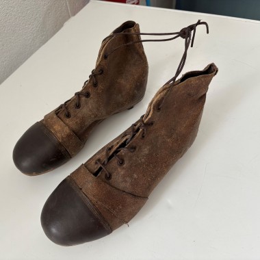 Botas antigas de rugby de couro, da marca Mark Cross