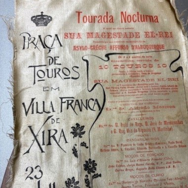 Cartaz em seda a anunciar uma tourada noturna na Praça de Touros de Vila Franca de Xira em 23 de julho de 1905, com a presença da sua majestade D. Carlos I. 