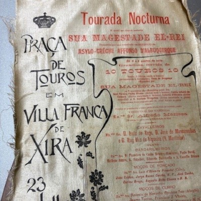 Cartaz em seda a anunciar uma tourada noturna na Praça de Touros de Vila Franca de Xira em 23 de julho de 1905, com a presença da sua majestade D. Carlos I. 