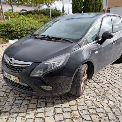 Viatura da marca Opel, modelo Safira com a matrícula 14-PB-49 ( ano de 2014) 