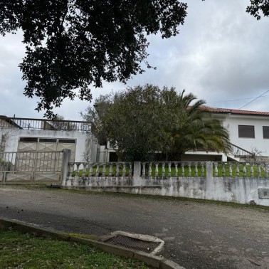 Quinhão hereditário que corresponde a 1/3, composto por casa da habitação T4 ( AT 4.453m2; área de implantação e construção 208m2 e área bruta privativa de 168m2) e composto por terreno rústico com a área total de 8.123m2 - Localizados na freguesia de CASTRO VICENTE, Concelho de MOGADOURO