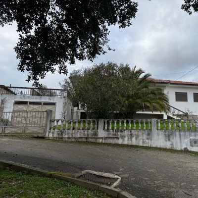 Quinhão hereditário que corresponde a 1/3, composto por casa da habitação T4 ( AT 4.453m2; área de implantação e construção 208m2 e área bruta privativa de 168m2) e composto por terreno rústico com a área total de 8.123m2 - Localizados na freguesia de CASTRO VICENTE, Concelho de MOGADOURO