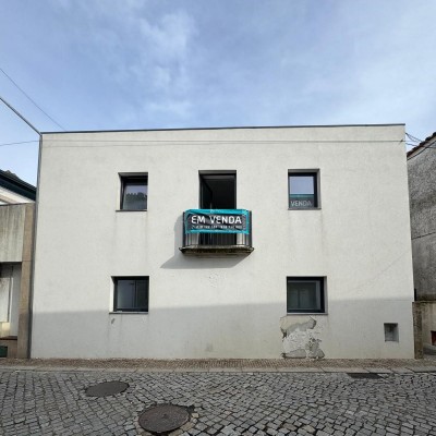 Moradia de 2 Pisos - T4 ( AT 188m2; Área de Implantação 131m2; Área Bruta de Construção 242,45m2 e Área Bruta Privativa de 116,40m2) Freguesia de IDÃES, Concelho de FELGUEIRAS 