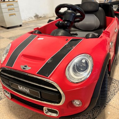 •	Carro elétrico para criança, réplica de MINI da cor vermelha