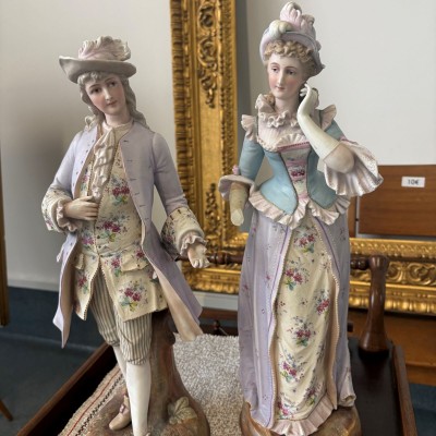 Estatuetas de cortesãos em porcelana/ cerâmica do estilo rococó ou do sec XIX, vestidos com trajes de época com detalhes florais