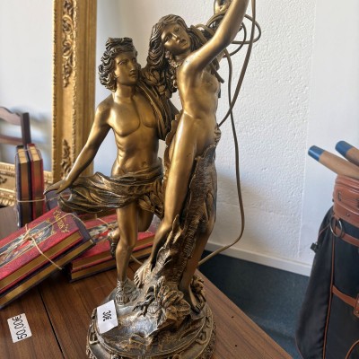 •	Candeeiro de mesa decorativo com uma estatueta inspirada no grupo “Apolo e Dafne”, em tom de bronze dourado (material em massa) 