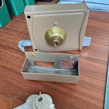 Fechaduras tipo Yale 720 da marca AGC com a referência Fainer 720B 