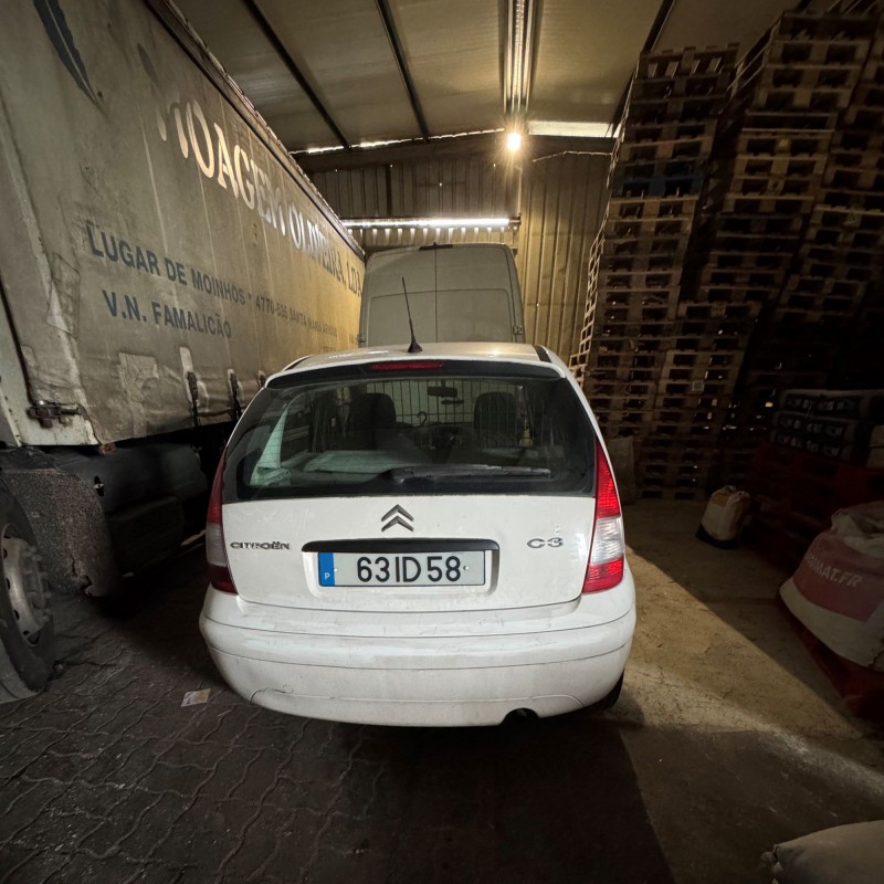 Viatura da marca Citroen, modelo C3, com a matrícula 63-ID-58