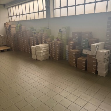 Máquinas e Equipamentos da indústria do Calçado | Lote de Sapatos | Matéria Prima | Mobiliário de Escritório - Freguesia de ESPARGO, Concelho SANTA MARIA DA FEIRA 