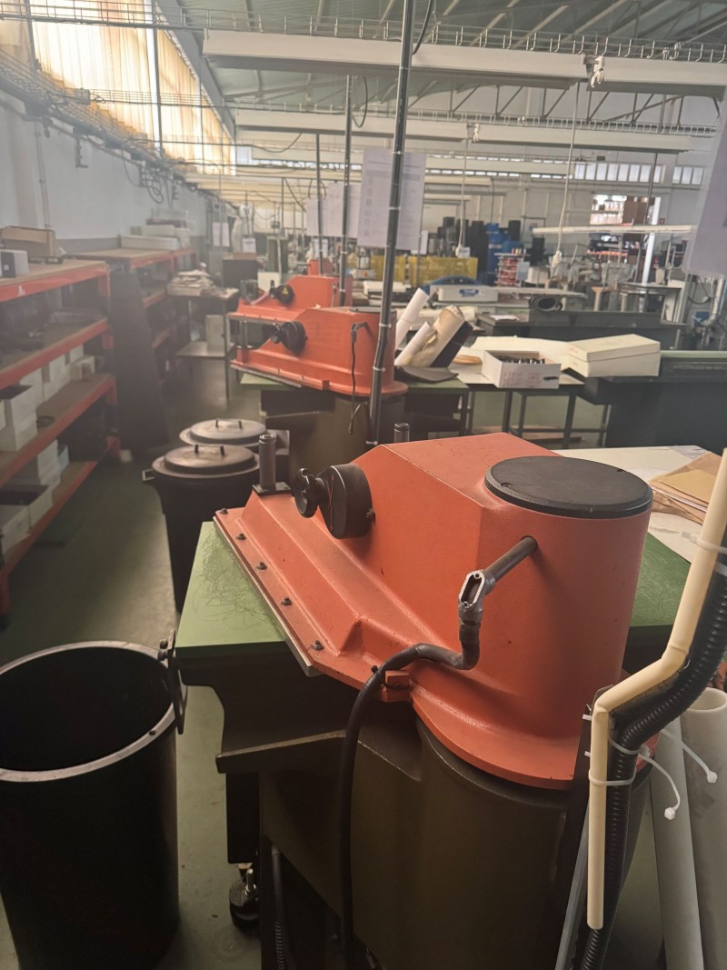 Balancé de braço da marca ATOM com mesa de apoio e mesa de corte manual