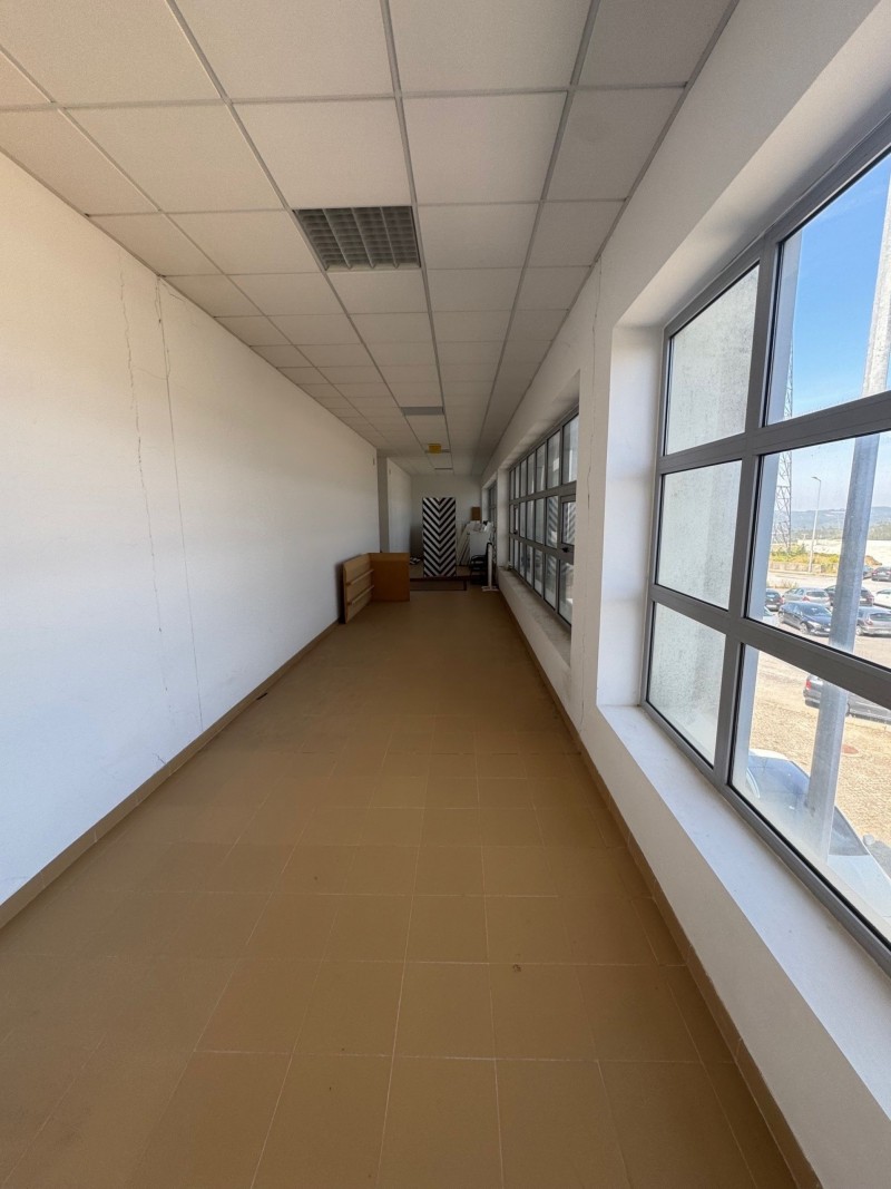 Armazém ( 661m2) - Freguesia de REBORDOSA, concelho de PAREDES 