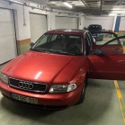 Viatura da marca AUDI, modelo A4 com a matrícula 89-BE-09  
