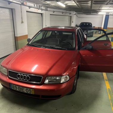 Viatura da marca AUDI, modelo A4 com a matrícula 89-BE-09  