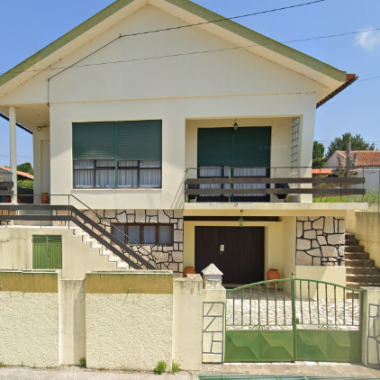 Quinhão hereditário que corresponde a 1/6 da herança - composto por moradia de 2 pisos ( AT 170m2 e AC 110m2) | Casa de arrecadações e arrumos | Garagem e Logradouro & 1/2 terreno rústico ( 24.440m2) - Freguesia de VILA VERDE, Concelho de FIGUEIRA DA FOZ 