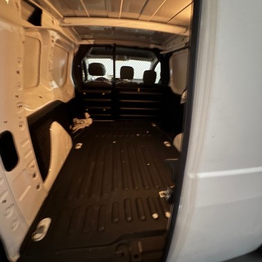 Viatura da marca Citroen, modelo Berlingo com a matrícula 08-QJ-38 (2015) | Mobiliário de Escritório | Máquinas da indústria têxtil | Existências, Rolos de Tecido e Roupa Confecionada - CREIXOMIL, BARCELOS