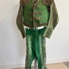 Traje de bandarilheiro | Cartaz em seda a anunciar uma tourada noturna na Praça de Touros de Vila Franca de Xira em 23 de julho de 1905, com a presença da sua majestade D. Carlos I. 