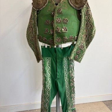 Traje de bandarilheiro | Cartaz em seda a anunciar uma tourada noturna na Praça de Touros de Vila Franca de Xira em 23 de julho de 1905, com a presença da sua majestade D. Carlos I. 