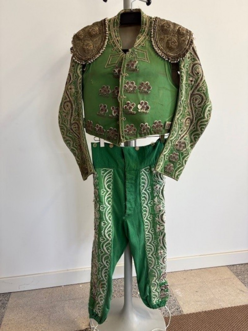 Traje de bandarilheiro | Cartaz em seda a anunciar uma tourada noturna na Praça de Touros de Vila Franca de Xira em 23 de julho de 1905, com a presença da sua majestade D. Carlos I. 