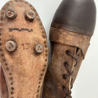 Botas antigas de rugby de couro, da marca Mark Cross
