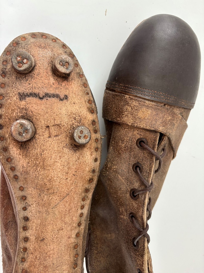 Botas antigas de rugby de couro, da marca Mark Cross