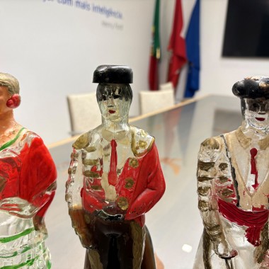 Conjunto de 3 garrafas de moscatel ( 2 figuras de toureiro e 1 de sevilhanas) 