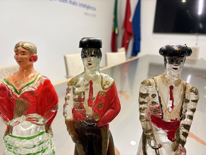 Conjunto de 3 garrafas de moscatel ( 2 figuras de toureiro e 1 de sevilhanas) 