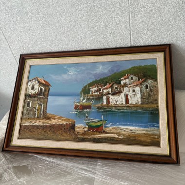 Quadro a óleo, com imagem de um lugar á beira mar, rodeado de casas e barcos
