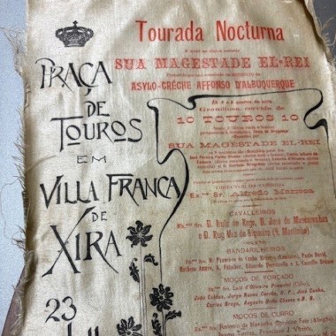 Cartaz em seda a anunciar uma tourada noturna na Praça de Touros de Vila Franca de Xira em 23 de julho de 1905, com a presença da sua majestade D. Carlos I. 