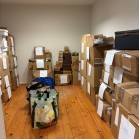 Lote de roupa de senhora | Acessórios ( óculos, malas, bijuteria e sapatos) | Componentes de Bijuteria e Mobiliário de Loja 