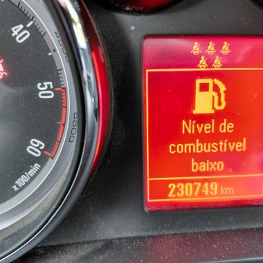 Viatura da marca Opel, modelo Safira com a matrícula 14-PB-49 ( ano de 2014) 