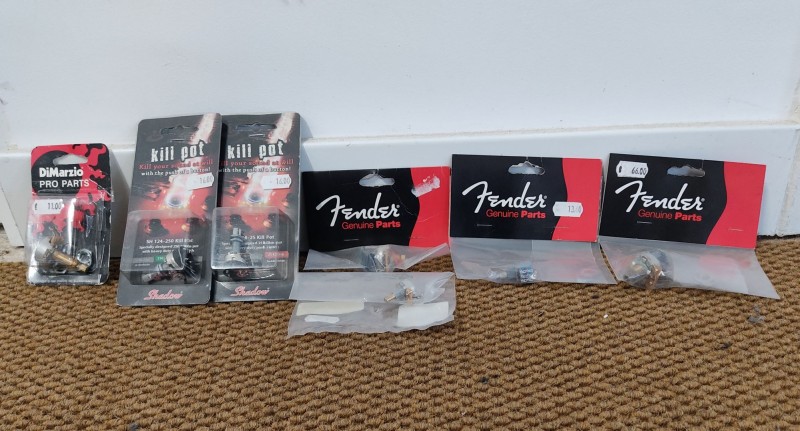 Conjunto de pedais de efeitos, condensadores e potenciómetros 