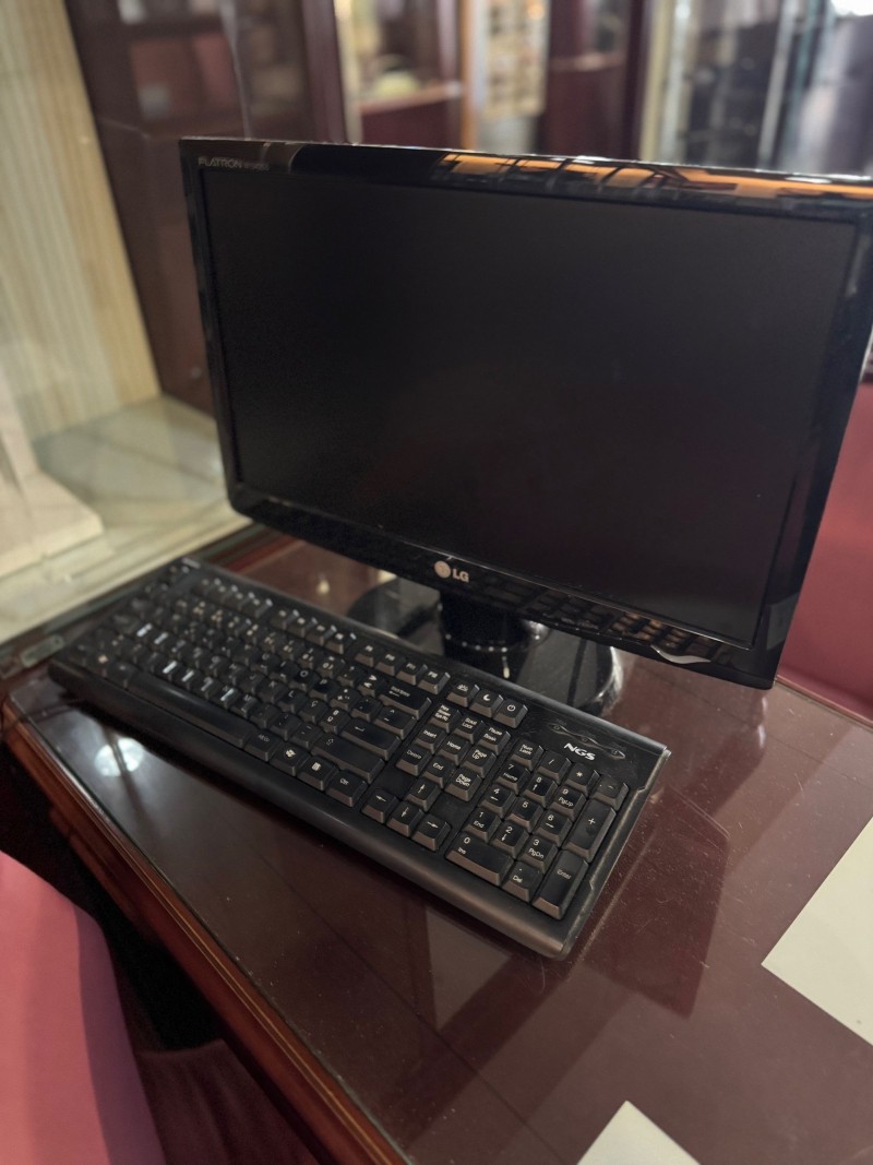 Equipamentos de Oftalmologia | Mobiliário de Escritório | Lote de Óculos de sol e de armação ( diversas marcas e modelos) -  LISBOA 