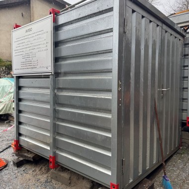 2 Contentores de obra | Grua Pergrua 20x225 | Compressor e respetivo depósito de ar | Esquadrejadora | Orladora | Miltufuradora de 3 cabeças | Material de Escritório - Póvoa de Lanhoso, Braga e Penamaior 