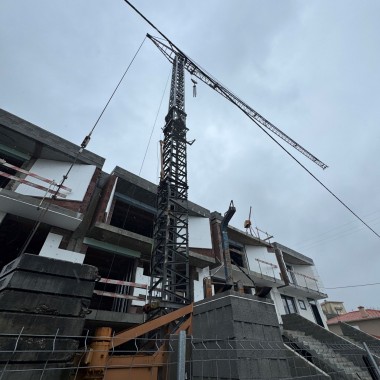 2 Contentores de obra | Grua Pergrua 20x225 | Compressor e respetivo depósito de ar | Esquadrejadora | Orladora | Miltufuradora de 3 cabeças | Material de Escritório - Póvoa de Lanhoso, Braga e Penamaior 