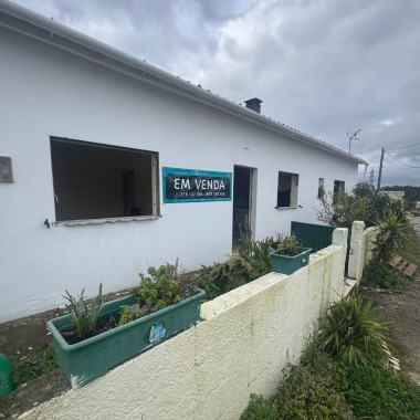 Casa Térrea e Logradouro ( Área Total de 150m2 | Área de Implantação 91m2 | Área Bruta Privativa de 71m2 - Freguesia de CALVARIA DE CIMA, Concelho de PORTO DE MÓS 