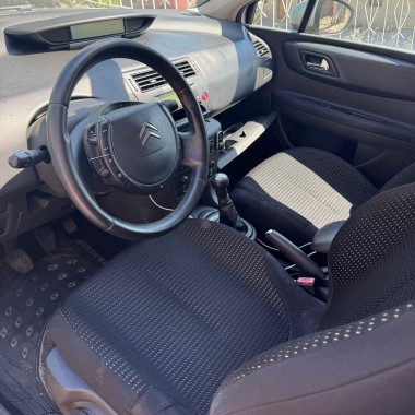 Viatura da marca Citroen, modelo C4, com a matrícula 53-IF-59, gasóleo ( ano de 2009) & Equipamento de Oftalmologia 