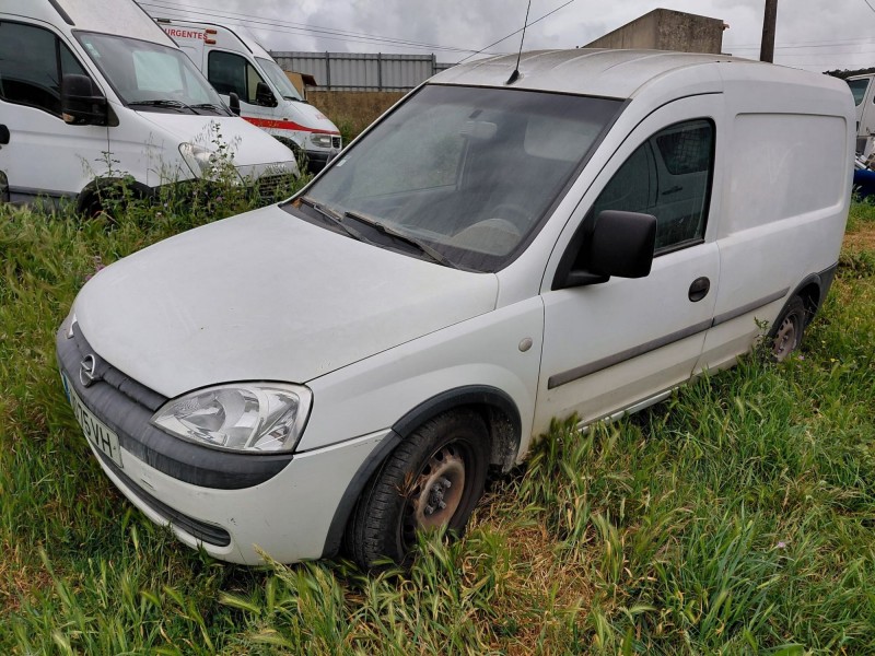 Viatura da marca OPEL, modelo Combo Box Body/MPV, com a matrícula 00-75-VH 