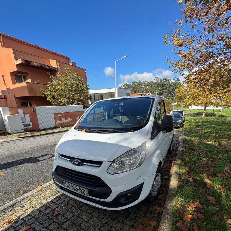 Viatura da marca FORD, com a matrícula 52-NS-52