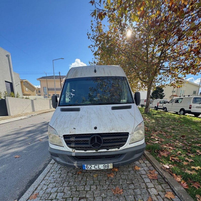 Viatura da marca MERCEDES-BENZ, com a matrícula 62-CL-98