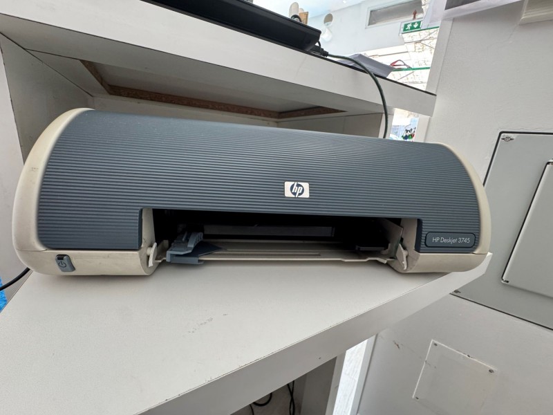 Impressora da marca HP Deskjet 3745