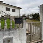 Quinhão hereditário que corresponde a 1/3, composto por casa da habitação T4 ( AT 4.453m2; área de implantação e construção 208m2 e área bruta privativa de 168m2) e composto por terreno rústico com a área total de 8.123m2 - Localizados na freguesia de CASTRO VICENTE, Concelho de MOGADOURO