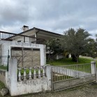 Quinhão hereditário que corresponde a 1/3, composto por casa da habitação T4 ( AT 4.453m2; área de implantação e construção 208m2 e área bruta privativa de 168m2) e composto por terreno rústico com a área total de 8.123m2 - Localizados na freguesia de CASTRO VICENTE, Concelho de MOGADOURO